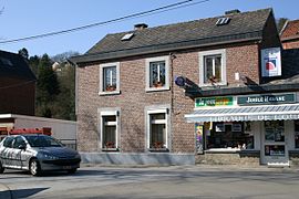 Maison de l'éclusier et la route sur le chemin de halage.