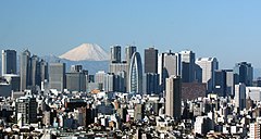 Zet Fuji op zoals gezien over de horizon van Tokio in Shinjuku