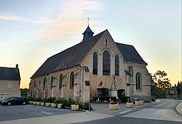 Photographie de l'église Saint-Pierre de Cherisy depuis la rue Charles de Gaulle.