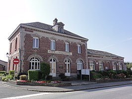 Gemeentehuis en school