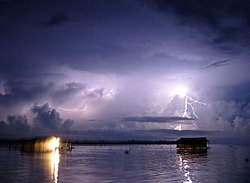 Fulmini del Catatumbo; fenomeno atmosferico che avviene esclusivamente in una zona localizzata sopra la foce del fiume Catatumbo