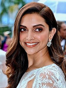 Deepika Padukone kelihatan senyum di kamera