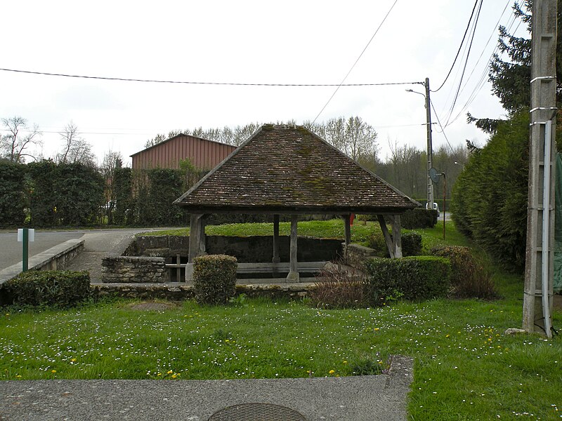 File:Heilles lavoir 1.JPG