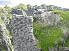 Vue rapprochée des Pancake Rocks permettant de voir la stratification mise en évidence par l'érosion.