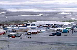 Blick vom Signal Hill (183 m) auf die Inuit-Siedlung („Village“) und die mit Treibeis übersäte Resolute Passage