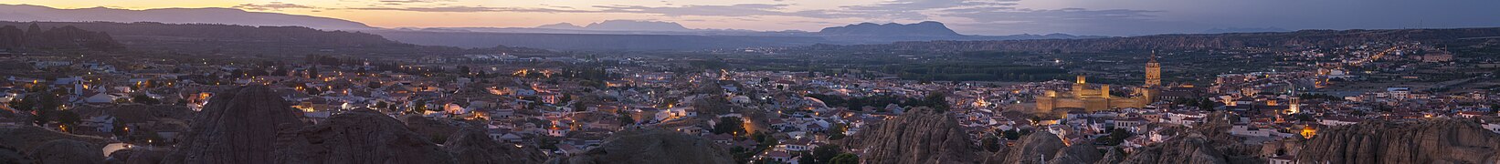 Panorámica de Guadix desde el Cerro de la Bala.jpg