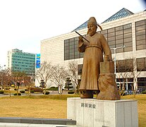 Patung Jang Yeong-sil, ilmuwan Korea, di depan perpustakaan sains, kampus Daejeon