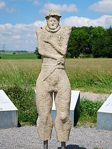 Estátua de um guerreiro nu itifálico, feito de arenito