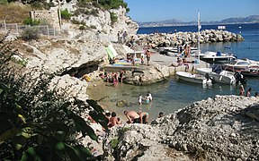 Baignade dans la calanque de Niolon.