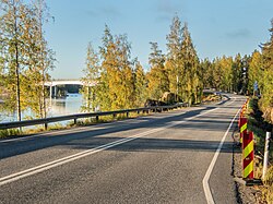 Kantatie 62 kääntyy siltaa kohti koillisen eli Puumalan suunnasta.