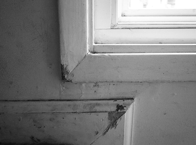 File:Window corner and baseboard moulding in black and white.jpg