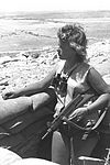 Uma israelense armada com Uzi em serviço de guarda no deserto do Negev, 1956. Ela usa coronha de madeira.