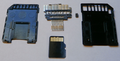 Adaptateur MicroSD vers SD (démonté). La carte MicroSD illustre la position des contacts.