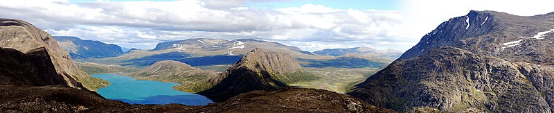 Gjende med Gjendesheim og fylkesvei 51 i bakgrunnen, Knutshøe i midten.