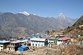 Blick auf Lukla vom Flugplatz, hinten Karyolung (links) und Nupla (rechts)