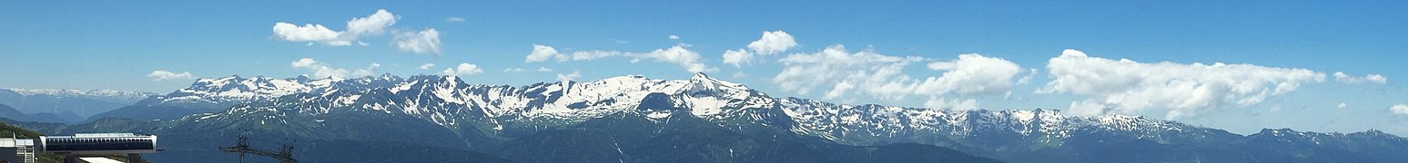 Les montagnes abkhazes vues depuis le sommet des pistes du domaine de Rosa Khutor.