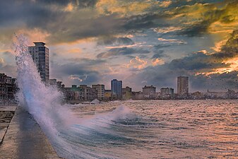 De Malecón bij ruig weer