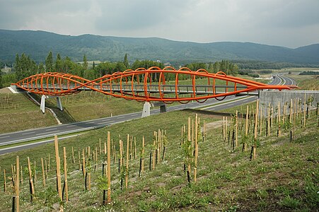 Passerelle pour piétons sur l'autoroute D8.