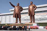 Monumentalstaty av Kim Il Sung och Kim Jong Il i Pyongyang, Nordkorea. (okänt år)