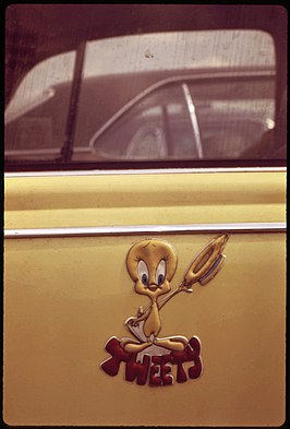 Tweety afgebeeld op een autoportier, 1973. Foto: Dan McCoy (A CAR NAMED "TWEETY")