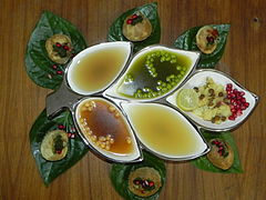 Golgappa avec une variété d'« eaux assaisonnées ».