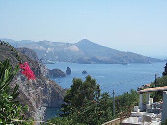 Panorama di Lipari da Quattrocchi e sullo sfondo l'isola di Vulcano