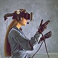 Klassisk HMD-utstyr (head-mounted display, «skjermbriller») med hansker for å gi en opplevelse av virtuell eller dataskap virkelighet. Foto: NASA, 2010