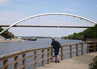 Svindersviksbron, med spännvidd på 140 meter, segelfri höjd på 18 meter och invigd 2016.