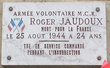 No 30 : plaque rendant hommage à Roger Jaudoux, mort pour la France en 1944.