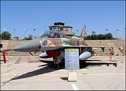 מטוס F-16I סופה 803 של טייסת אבירי הזנב הכתום חמוש בטילי אוויר־אוויר ובידוני דלק