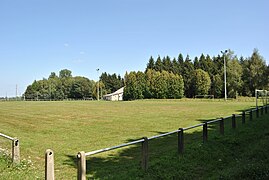 Photographie en couleurs, représentant un stade de football.