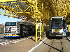 … et l'accès aux bus y est particulièrement aisé, ici sur la photo, correspondance avec le réseau bus de Dunkerque (France) par DK'Bus, (plaque d'immatriculation française).