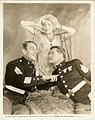 Greta Nissen, Victor McLaglen y Edmund Lowe en otra foto promocional de 1931 de Women of All Nations.