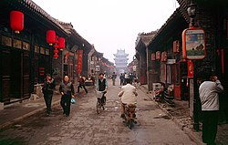 Strada del centro storico di Pingyao che conduce alla torre cittadina.