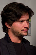 Thomas McDonell interprète Finn.