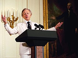 Tom Wolfe na setkání v Bílém domě roku 2004