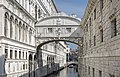 Ponte dei Sospiri ndërmjet pallatit të Doxheve dhe burgut shtetëror, emrin e morri ura nga arrestuarit që kalonin për në burg dhe shikonin në lagunë për të psheritur për lirinë e humbur