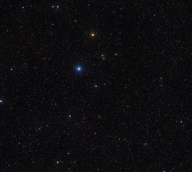 HD 131399の周辺を映した画像。画像中心にある青白い恒星がHD 131399。 （提供: ESO/Digitized Sky Survey 2）