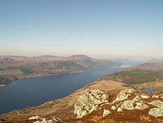 Beinn Bachaidh zirvəsindən gölün görünüşü.