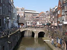 Gezicht vanaf de Maartensbrug met o.a. de Vismarkt, Kalisbrug en in de achtergrond het Utrechtse stadhuis.