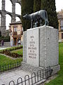 Estatua de Remus e Romulus al pè de l'aqüeducte