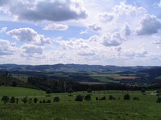 Blick vom Berg Gelsterhagen (südöstlich von Altenilpe) südwestwärts zu den Saalhauser Bergen