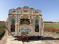 Origineel Carl Frei Draaiorgel De Cello, 63-toets uit 1926. Het eerste draaiorgel met het door Carl Frei geïntroduceerde 'bourdon celeste' register. Het zou een sensatie worden en is later op vrijwel alle draaiorgels toegepast.