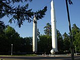 Mannertenvälisten ohjusten kuoret monumentteina.