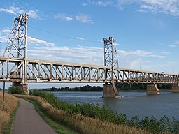 Meridian Bridge korsar Missourifloden vid Yankton, på gränsen mellan delstaterna Nebraska och South Dakota