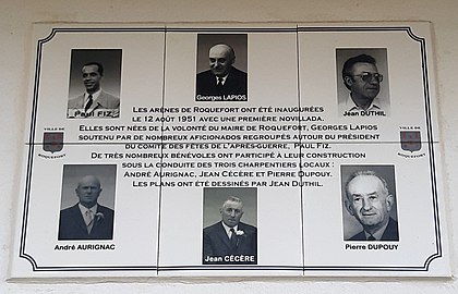 Plaque commémorative sur la façade des arènes