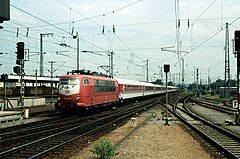 InterCity-Wagengarnitur im orientroten / pastellvioletten Farbschema mit Lok 103 197 bei der Einfahrt in den Karlsruher Hauptbahnhof