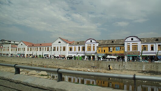 Andarabi Road dwellings on the riverbank