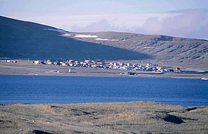 Blick über die Resolute Bay auf die Inuit-Siedlung („Village“)