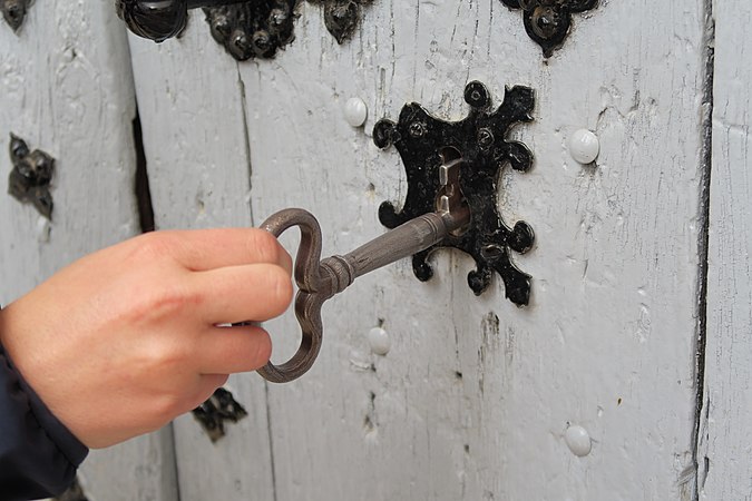 Local people open doors, literally. Carcelén